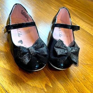 Toddler Mary Jane patent leather flats. Size 6